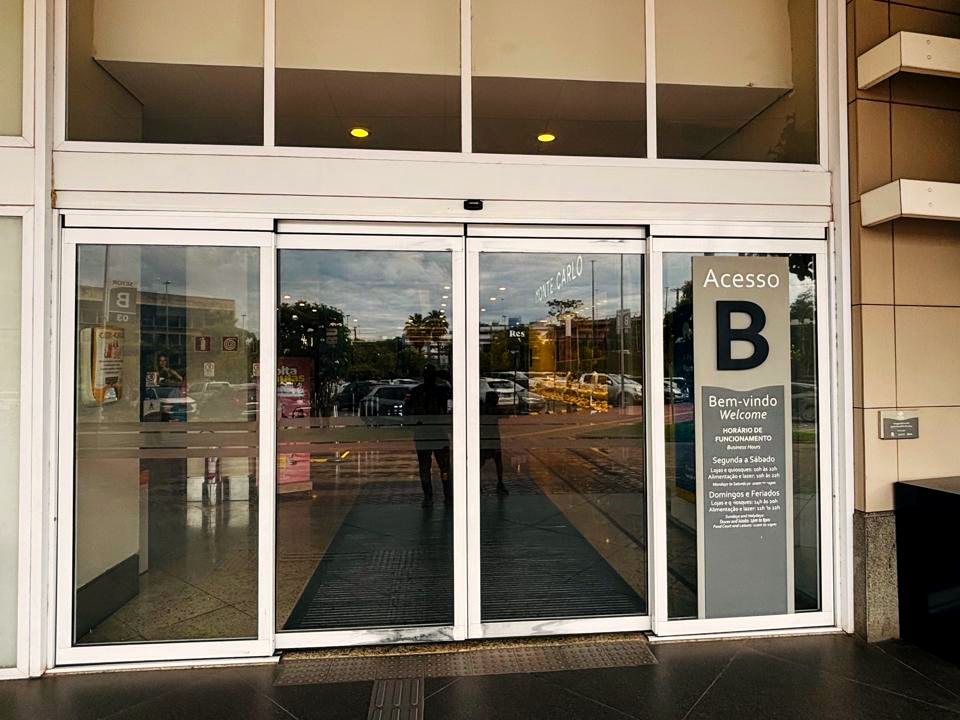 Acesso principal de shopping center em Cuiabá com portas automáticas de vidro instaladas pela Sinai