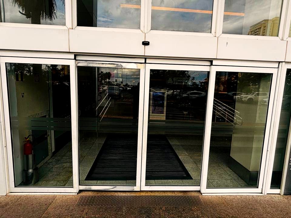 Acesso lateral de shopping com portas automáticas de vidro
