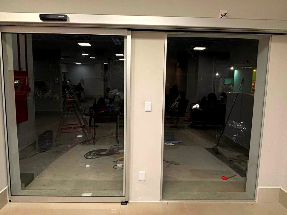 Porta automática de duas folhas instalada em ambiente clínico